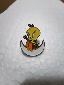 Vintage Tweety Pin, Ukele o/t Moon © Warner Bros Sedesma NEW 90's (Sylvester) - Picture 1 of 4