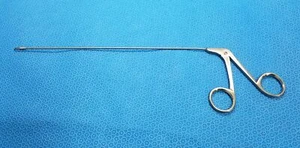 Pilling 50-6471 Jako-Kleinsasser Grasping Forceps, Curved Right - Picture 1 of 3
