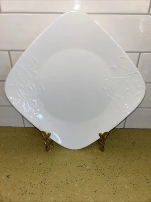 Plato de cena floral Corelle CHERISH blanco en relieve 10,5" EE. UU. apilable Foto 1 de 4