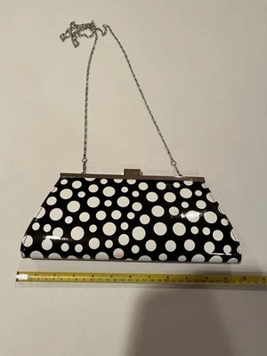 Corrente prata embreagem couro envernizado falso bolinhas preto e branco Neiman Marcus - Imagem 1 de 4