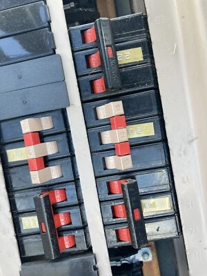 PANEL DE OREJETAS PRINCIPAL CUTLER-HAMMER - 200 A - 3 FASES con interruptores Foto 1 de 4