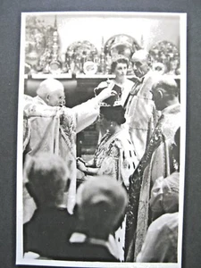 Tuck’s Postcard – Coronation of King George VI – Crowning of Queen by Archbishop - Picture 1 of 12