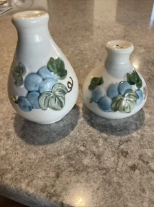 VTG METLOX POPPYTRAIL SCULPTURED GRAPE BLUE SALT AND PEPPER SHAKER 3" - Picture 1 of 9