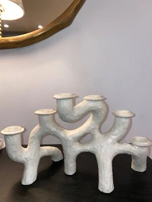 Candelabro abstracto de resina con textura curvilínea, 14" x 6" x 8", crema Foto 1 de 4