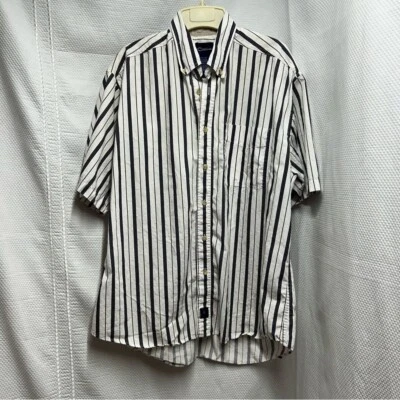 Camisa informal con botones Catalina en blanco y negro Foto 1 de 4