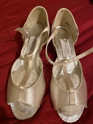 Zapato de barra en T satinado crema para niñas. Freed of London Reino Unido. Nueva talla 3 Foto 1 de 4