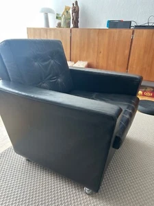 zwei schwarze Ledersessel mit Gebrauchsspuren - Bild 1 von 2