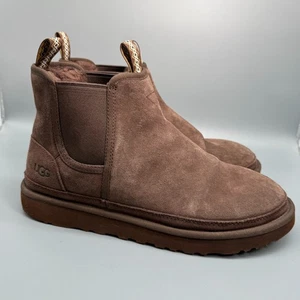 UGG Neumel Herren 11 Rocky Oak Wildleder Chelsea Boots Knöchel Slipper Runde Spitze Freizeit - Bild 1 von 10