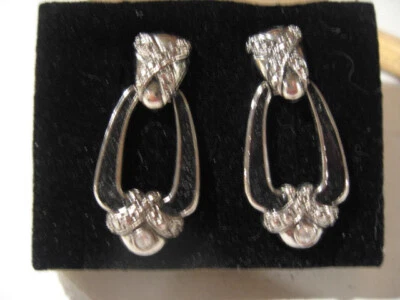 AVON HEIRLOOM ELEGANCE PIERCED 耳环 银色 全新带盒 * 1992 * 复古 — 第 1/4 张图片