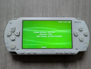 Sony PSP 1000 Giga Pack bianco portatile con caricatore, scatola, memory stick 1 GB e altro - Foto 1 di 11