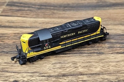 N Scale Locomotive Atlas Northern Pacific #565 Black And Yellow Engine - Image 1 of 4