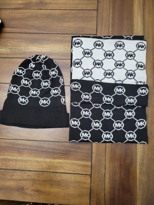 Sombrero y bufanda reversible con logotipo de Michael Kors blanco y negro ligero Foto 1 de 4