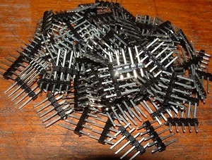 pack of 100  5 way 0.1inch 2.5mm pitch header strip new SIL - Picture 1 of 1