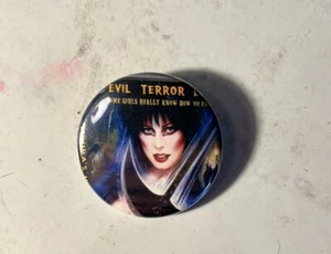 Elvira Pinback Button. Original handgefertigter 1,5" Knopf. - Bild 1 von 1