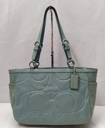 Borsa tote Coach blu verniciata in pelle firmata C con doppie maniglie in rilievo tasche