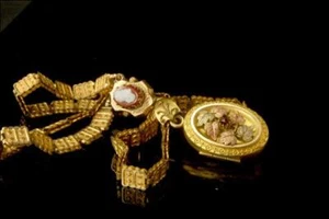 OLD VICTORIAN HARDSTONE CAMEO GARNET PASTE GOLD FILLED LOCKET BOOK CHAIN NECLACE - Picture 1 of 10