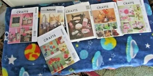 Lote de 6 patrones artesanales McCall's lote delantales, ranas, pollos, bolsos, flores  - Imagen 1 de 7