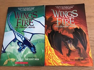 2 Book Lot: WINGS OF FIRE Graphic Novels 2 & 4 DARK SECRET & LOST HEIR - Foto 1 di 10