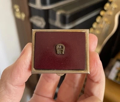 Estojo de pílulas vintage Etienne Aigner latão/couro anos 1960/70 - Imagem 1 de 4