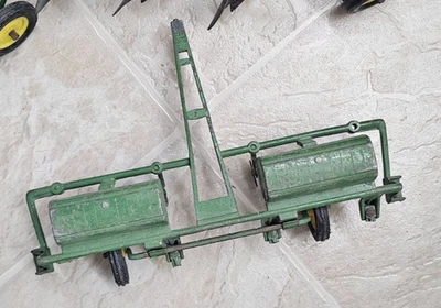 Винтажный Ertl масштаб 1/16 John Deere Implements 4 Нижний Плуг, Вагон, Сеялка - Изображение 1 из 4