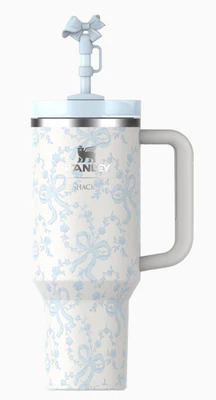 ESGOTADO LoveShackFancy x Stanley Tumbler | 40 oz em gelo de inverno - Imagem 1 de 4