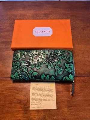 Beautiful Hand Tooled Green Leather Ladies Wallet Zipper W/ Original Box And Tag - Image 1 of 4