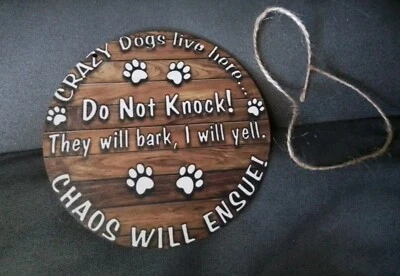  Letrero colgante de madera de 8" Crazy Dogs Live Here - No Knocking Warning  Foto 1 de 3