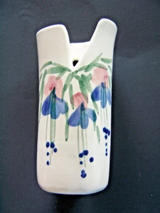 Kunstkeramik Wandtasche handbemalt Wildblumen Knospe Vase 5,5" signiert - Bild 1 von 5