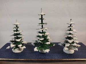 Juego de 3 accesorios Heritage Village árboles con punta de nieve flocados, raros hechos en Egipto - Imagen 1 de 3