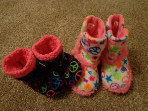 CHILDREN'S PLACE Gr. 11-12 EUC Hausschuhe (2 Paar) Friedenszeichen, glückliche Gesichter usw.   - Bild 1 von 8