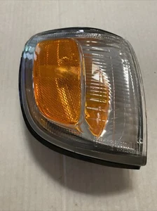 OEM 01-04 TOYOTA TACOMA TURN SIGNAL Passenger Right Side Marker CORNER Light - Picture 1 of 5