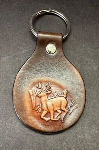 Handgefertigter Schlüsselanhänger Leder Hirsch geprägt mit Metallring - Bild 1 von 3