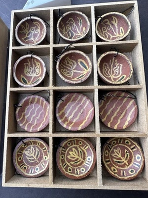 Primitives de Kathy Graybill 14 adornos navideños mini cerámica roja Foto 1 de 4