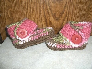 Crochet Baby Shoes Booties Slippers Girl NB 0-6 Months Pink Camo Handmade - Picture 1 of 4