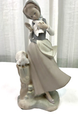 COLLECTABLES...Lladro "Girl with Pigeons" #4915 (Retired) Excellent Condition