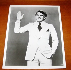 Vintage Comedian Actor Steve Martin #639 Classic Photo Steve Martin w White Su - Imagen 1 de 6