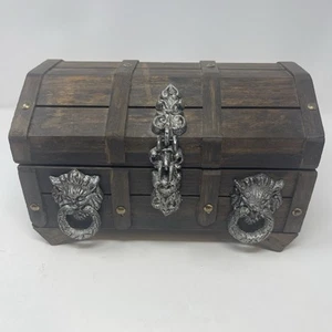 Vintage Holz Schatztruhe Schmuckkästchen Piraten Motiv Box Löwenköpfe 9”x7”x6” - Bild 1 von 12