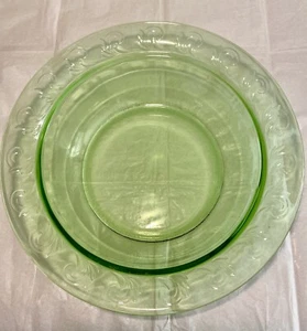 Lime Green Glass Serving Bowl Dish Made In USA - Picture 1 of 7