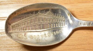Cuchara de recuerdo de plata esterlina nueva sala de convenciones de Kansas City, MO X176C de colección - Imagen 1 de 5