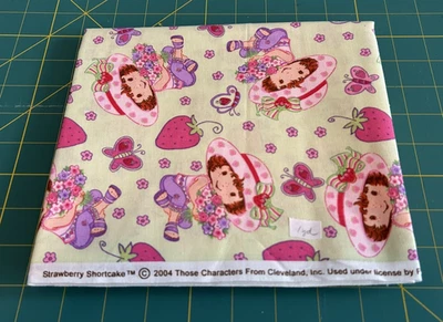 Tela de algodón verde STRAWBERRY SHORTCAKE 2004 con licencia fuera de servicio 1 yarda Foto 1 de 4
