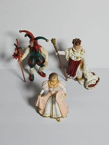 Lote de 3 estatuillas Schleich World of Knights corte bufón payaso, rey y princesa - Imagen 1 de 5