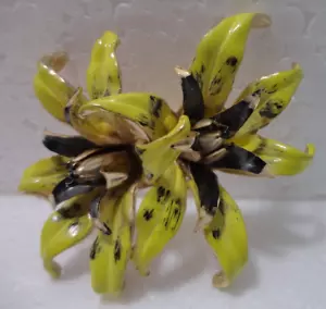 Vintage bemalt Metall Lilie Blume Brosche goldfarben mit gelben Blütenblättern dunkel mittig - Bild 1 von 5