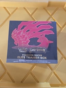 Pokémon TCG Schwert & Schild Verlorener Ursprung Pokemon Center Elite Trainer Box Sealed - Bild 1 von 5