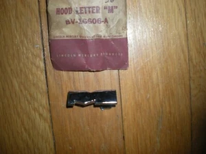 NOS 1956 Mercury Hood Letter "M" BV-16606-A - Imagen 1 de 2