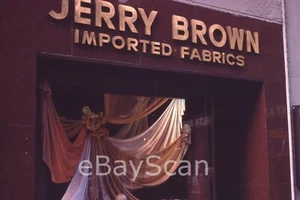 1980 35 mm Slide Jerry braun importierte Stoffe Geschäft vorne New York City Street - Bild 1 von 3