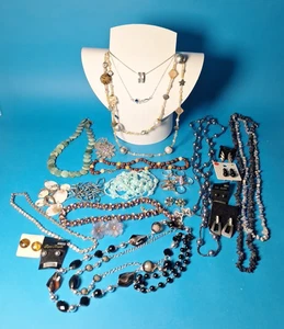 Konvolut Modeschmuck, Halsketten, Ringe, Ohrringe, 30 Teile,  K1 - Bild 1 von 18