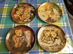 Lote 4 Sue Willis Bear Fact Bedtime Story Music Hour Somethi Collector Plate LL14 - Imagen 1 de 9