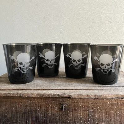 Two's Company Skellington Calavera y Huesos Cruzados Doble Antiguo Vidrio Juego de 4 Foto 1 de 3