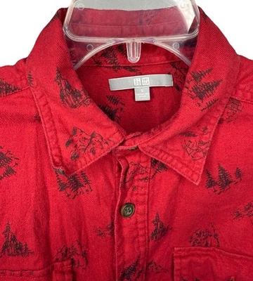 Camisa Uniqlo Para Hombre Pequeña Roja Manga Larga Con Botones Estampado Árbol de Montaña Foto 1 de 4