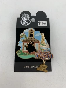 Petes Drache 25th Anniversary Disney Traders Pin Vintage Schulhaus Leuchtturm - Bild 1 von 4